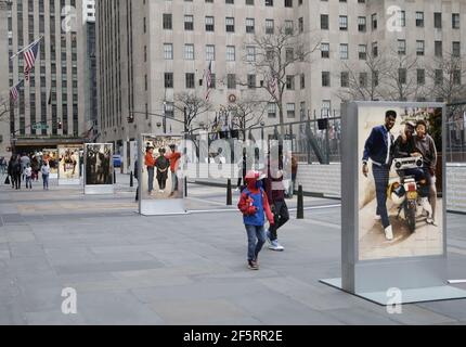 New York, Usa. März 2021, 27th. Fußgänger gehen am Samstag, 27. März 2021, zwischen den Fotografien von Jamel Shabazz im Rockefeller Center in New York City. Neue öffentliche Kunstausstellungen zu NYC, dem Flag Project und Jamel Shabazz Ausstellungen, die heute im Rockefeller Center eröffnet wurden. Foto von John Angelillo/UPI Kredit: UPI/Alamy Live Nachrichten Stockfoto