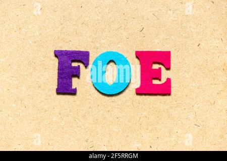 Farbe Tuch Alphabet Buchstaben in Wort Feind auf Holz Hintergrund Stockfoto