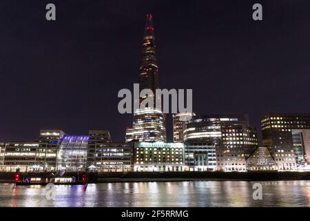 London, Großbritannien. März 2021, 27th. Das Foto vom 27. März 2021 zeigt den Shard mit ausgeschalteten Lichtern während der Earth Hour in London, Großbritannien. Während die Lichter auf der ganzen Welt am Samstag um 8:30 Uhr Ortszeit zur Earth Hour 2021 abschalten, fordert World Wildlife Fund (WWF) International dringend Maßnahmen, um das Blatt zu wenden und bis 2030 eine naturpositive Welt zu sichern. Quelle: Ray Tang/Xinhua/Alamy Live News Stockfoto