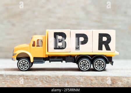 Spielzeug LKW halten Alphabet Buchstaben Block in Wort BPR (Abkürzung für Business Process Reengineering oder Batch Processing Record) Auf Holzhintergrund Stockfoto