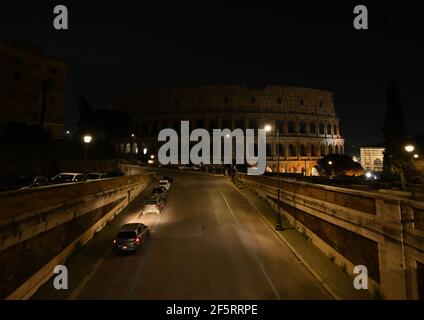 Rom, Italien. März 2021, 27th. Das Kolosseum schaltet das Licht aus, um die Earth Hour in Rom, Italien, am 27. März 2021 zu markieren. Die diesjährige Veranstaltung beleuchtet den gefährlichen Zustand des Planeten und fordert Einzelpersonen, Führer und Umweltschützer auf, die Natur auf den Weg der Erholung zu bringen. Quelle: Alberto Lingria/Xinhua/Alamy Live News Stockfoto