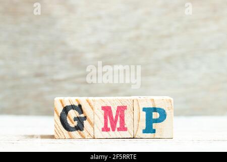 Buchstabenblock im Wort GMP (Abkürzung für Good Manufacturing Practice) auf Holzhintergrund Stockfoto