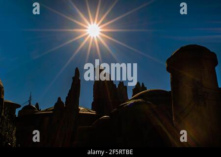 Orlando, Florida. Januar 05, 2021. Schöner Sonnenaufgang in Star Wars Galaxy Edge in den Hollywood Studios (138) Stockfoto