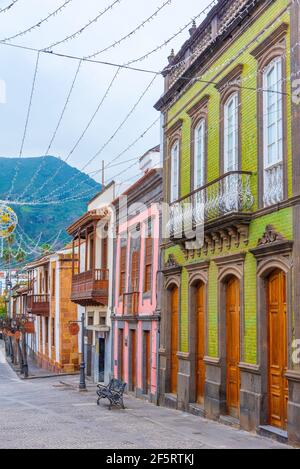 Traditionelle Häuser an der Hauptstraße von Teror auf Gran Canaria, Kanarische Inseln, Spanien. Stockfoto