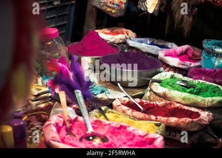 Stellen Sie buntes Pulver in einer Tasche für Verkauf aus Während der indischen traditionellen Festival holi Stockfoto