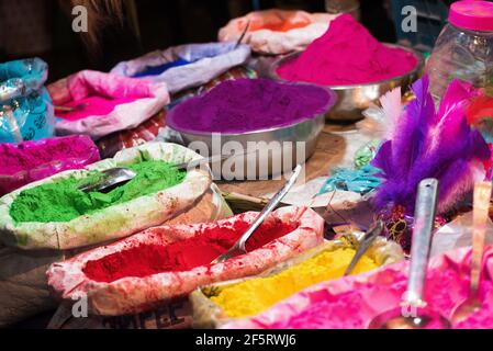 Stellen Sie buntes Pulver in einer Tasche für Verkauf aus Während der indischen traditionellen Festival holi Stockfoto