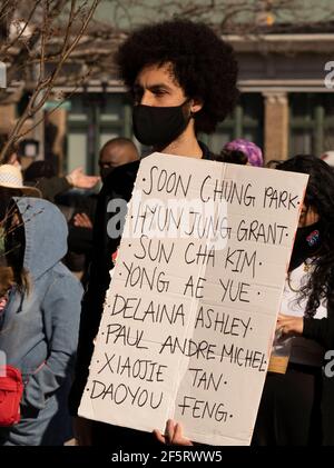 27. März 2021, Boston, Massachusetts, USA: Ein Protestler hält Zeichen während der Stop Asian Hate Rally am Nubian Square in Boston. Quelle: Keiko Hiromi/AFLO/Alamy Live News Stockfoto