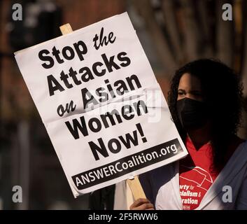 27. März 2021, Boston, Massachusetts, USA: Ein Protestler hält Zeichen während der Stop Asian Hate Rally am Nubian Square in Boston. Quelle: Keiko Hiromi/AFLO/Alamy Live News Stockfoto