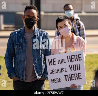 27. März 2021, Boston, Massachusetts, USA: Ein Protestler hält Zeichen während der Stop Asian Hate Rally am Nubian Square in Boston. Quelle: Keiko Hiromi/AFLO/Alamy Live News Stockfoto