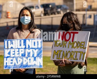 27. März 2021, Boston, Massachusetts, USA: Ein Protestler hält Zeichen während der Stop Asian Hate Rally am Nubian Square in Boston. Quelle: Keiko Hiromi/AFLO/Alamy Live News Stockfoto