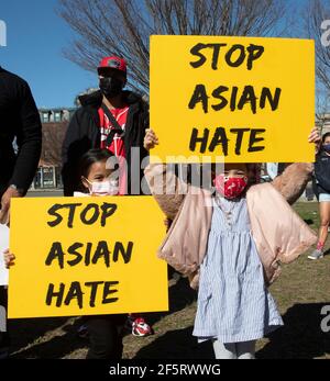 27. März 2021, Boston, Massachusetts, USA: Demonstranten halten während der Stop Asian Hate Rally am Nubian Square in Boston Schilder. Quelle: Keiko Hiromi/AFLO/Alamy Live News Stockfoto
