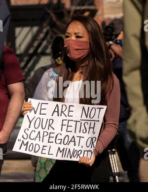 27. März 2021, Boston, Massachusetts, USA: Ein Protestler hält Zeichen während der Stop Asian Hate Rally am Nubian Square in Boston. Quelle: Keiko Hiromi/AFLO/Alamy Live News Stockfoto