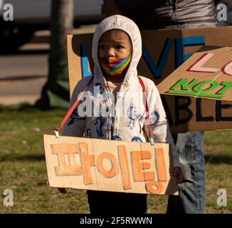 27. März 2021, Boston, Massachusetts, USA: Ein Protestler hält Zeichen während der Stop Asian Hate Rally am Nubian Square in Boston. Quelle: Keiko Hiromi/AFLO/Alamy Live News Stockfoto
