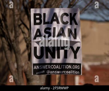 27. März 2021, Boston, Massachusetts, USA: 'Black Asian Unity Zeichen während Stop Asian Hate Rally am Nubian Square in Boston. Quelle: Keiko Hiromi/AFLO/Alamy Live News Stockfoto