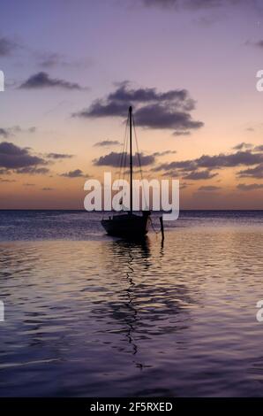 Belize Caye Caulker Island - Segelboot zum Ankern bei Sonnenuntergang Stockfoto