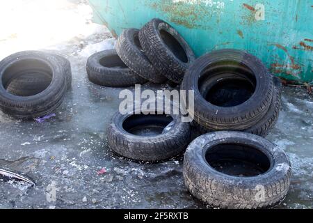Alte Autoreifen in einer Deponie. Ein Haufen gebrauchter Autoreifen. Die Räder wurden in den Müllhaufen geworfen. Stockfoto