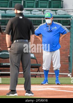 Deland, FL, USA. März 2021, 27th. FGCU Cheftrainer Dave Tollett vor NCAA Baseball-Spiel zwischen den Florida Gulf Coast Eagles und die Stetson Hatters bei Melching Field in Deland, FL Romeo T Guzman/CSM/Alamy Live News Stockfoto