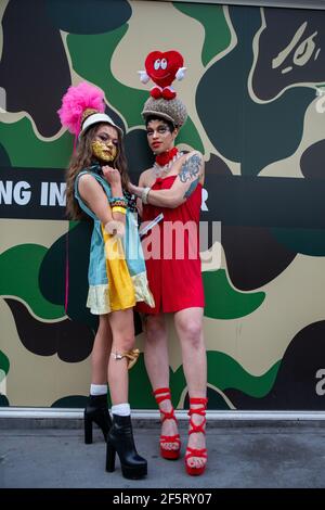 London, Großbritannien. März 2021, 27th. Models zeigt Pierre Garroudis neueste bunte Kollektion auf einer der besonderen Flash Mob Modenschauen des Designers im Zentrum von London. Kredit: SOPA Images Limited/Alamy Live Nachrichten Stockfoto