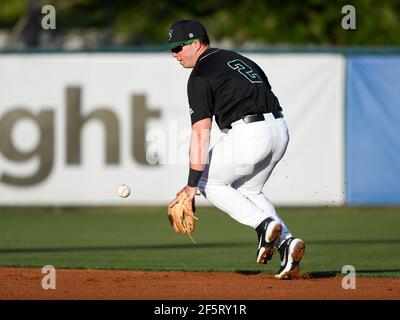 Deland, FL, USA. März 2021, 27th. Stetson Shortstop Jorge Arenas (2) während NCAA Baseball-Spiel zwischen den Florida Gulf Coast Eagles und die Stetson Hatters bei Melching Field in Deland, FL Romeo T Guzman/CSM/Alamy Live News Stockfoto