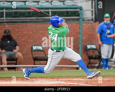 Deland, FL, USA. März 2021, 27th. FGCU Infielder Alejandro Figueredo (34) während NCAA Baseball-Spiel zwischen den Florida Gulf Coast Eagles und die Stetson Hatters in Melching Field in Deland, FL Romeo T Guzman/CSM/Alamy Live News Stockfoto