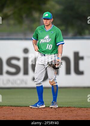 Deland, FL, USA. März 2021, 27th. FGCU Infielder Cameron Krzeminski (10) während NCAA Baseball-Spiel zwischen den Florida Gulf Coast Eagles und die Stetson Hatters in Melching Field in Deland, FL Romeo T Guzman/CSM/Alamy Live News Stockfoto