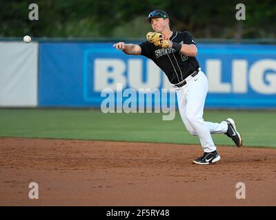 Deland, FL, USA. März 2021, 27th. Stetson Shortstop Jorge Arenas (2) während NCAA Baseball-Spiel zwischen den Florida Gulf Coast Eagles und die Stetson Hatters bei Melching Field in Deland, FL Romeo T Guzman/CSM/Alamy Live News Stockfoto