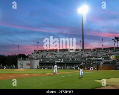 Deland, FL, USA. März 2021, 27th. Sonnenuntergang am Melching Field während des NCAA Baseballspiels zwischen den Florida Gulf Coast Eagles und den Stetson Hatters am Melching Field in Deland, FL Romeo T Guzman/CSM/Alamy Live News Stockfoto