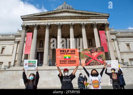 Demonstranten hielten Plakate, die ihre Meinung während einer friedlichen Demonstration zum Ausdruck brachten.Myanmar Anti-Militärputsch Demonstranten versammelten sich am Trafalgar Square, während Dutzende weitere im Land getötet werden. Polizei und Militärsoldaten aus Myanmar (Tatmadow) griffen Demonstranten am Samstag in Myanmar mit Gummigeschossen, lebender Munition, Tränengas und Betäubungsbomben als Reaktion auf antimilitärische Putschprotestierende an, töteten mehr als 90 Menschen und verletzten viele andere. Mindestens 300 Menschen sind seit dem Putsch vom 1. Februar in Myanmar getötet worden, sagte ein Menschenrechtsbeamter der Vereinten Nationen. Das Militär von Myanmar hat den Staatsanwalt festgenommen Stockfoto