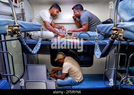 Delhi, Indien. März 2021, 21st. Passagiere werden gesehen, wie sie ihre Nahrung (Abendessen) in einem Eisenbahnbus von Rajdhani Express einnehmen.Indien hat am 27. März 2021 61187 19 neue Covid 2021 Fälle registriert, bei denen die Regierung ab April 19 Maßnahmen zur Sperrung/Eindämmung der zweiten Welle der Covid Pandemie ergreifen will. Kredit: SOPA Images Limited/Alamy Live Nachrichten Stockfoto