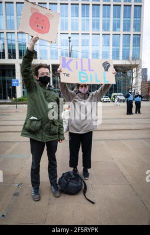 Manchester, Großbritannien. März 2021, 27th. Demonstranten mit Plakaten versammeln sich auf dem Petersplatz vor einer „Kill the Bill“-Demonstration. In einer "Kill the Bill Demonstration" protestieren Menschen auf die Straße gegen das neue Polizeigesetz. Die neue Gesetzgebung wird der Polizei mehr Befugnisse zur Kontrolle von Protesten geben. (Foto von Andy Barton/SOPA Images/Sipa USA) Quelle: SIPA USA/Alamy Live News Stockfoto