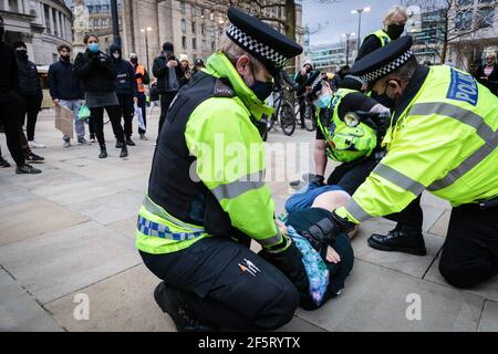 Manchester, Großbritannien. März 2021, 27th. Während der Demonstration wird ein Protestler von der Polizei festgenommen. In einer "Kill the Bill Demonstration" protestieren Menschen auf die Straße gegen das neue Polizeigesetz. Die neue Gesetzgebung wird der Polizei mehr Befugnisse zur Kontrolle von Protesten geben. (Foto von Andy Barton/SOPA Images/Sipa USA) Quelle: SIPA USA/Alamy Live News Stockfoto