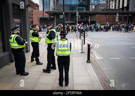 Manchester, Großbritannien. März 2021, 27th. Die Polizei stand während der Demonstration in der Portland Street auf der Wache. In einer "Kill the Bill Demonstration" protestieren Menschen auf die Straße gegen das neue Polizeigesetz. Die neue Gesetzgebung wird der Polizei mehr Befugnisse zur Kontrolle von Protesten geben. Kredit: SOPA Images Limited/Alamy Live Nachrichten Stockfoto