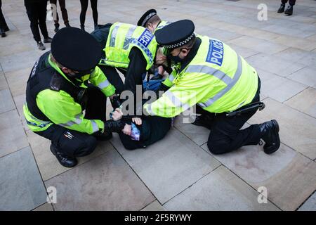 Manchester, Großbritannien. März 2021, 27th. Während der Demonstration wird ein Protestler von der Polizei festgenommen. In einer "Kill the Bill Demonstration" protestieren Menschen auf die Straße gegen das neue Polizeigesetz. Die neue Gesetzgebung wird der Polizei mehr Befugnisse zur Kontrolle von Protesten geben. Kredit: SOPA Images Limited/Alamy Live Nachrichten Stockfoto