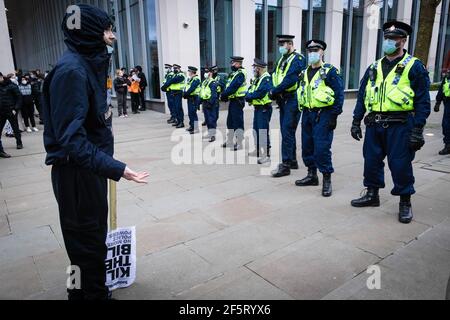 Manchester, Großbritannien. März 2021, 27th. Ein Protestler konfrontiert die Polizei während der Demonstration. In einer "Kill the Bill Demonstration" protestieren Menschen auf die Straße gegen das neue Polizeigesetz. Die neue Gesetzgebung wird der Polizei mehr Befugnisse zur Kontrolle von Protesten geben. Kredit: SOPA Images Limited/Alamy Live Nachrichten Stockfoto