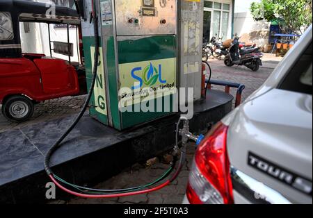 Vrindavan, Indien. März 2021, 24th. Das Auto wird mit CNG (komprimiertes Erdgas) aufgefüllt, das eine umweltfreundliche Alternative zu Benzin an einer CNG-Tankstelle ist.CNG Kraftstoff ist sicherer als Benzin und Diesel, weil es nicht toxisch und weniger schädlich für die Umwelt durch die Preiserhöhung von Benzin und Diesel ist, Ein besserer umweltfreundlicher Ersatz CNG Autos werden immer beliebter auf dem indischen Markt. (Foto: Avishek das/SOPA Images/Sipa USA) Quelle: SIPA USA/Alamy Live News Stockfoto