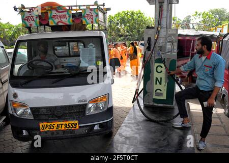 Vrindavan, Indien. März 2021, 24th. Ein Arbeiter füllt ein Fahrzeug mit CNG (komprimiertes Erdgas), das eine umweltfreundliche Alternative zu Benzin an einer CNG-Tankstelle ist.CNG Kraftstoff ist sicherer als Benzin und Diesel, weil es nicht toxisch und weniger schädlich für die Umwelt durch die Preiserhöhung von Benzin und Diesel, Ein besserer umweltfreundlicher Ersatz CNG Autos werden immer beliebter auf dem indischen Markt. (Foto: Avishek das/SOPA Images/Sipa USA) Quelle: SIPA USA/Alamy Live News Stockfoto