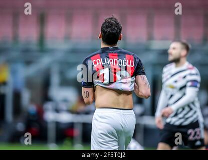 Mailand, Italien. März 2021, 18th. Hakan Calhanoglu vom AC Mailand reagiert während der UEFA Europa League 2020/21 Runde von 16 Second Leg Fußballspiel zwischen AC Mailand und Manchester United FC im San Siro Stadion.(Endstand; AC Mailand 0 - 1 Manchester United FC) (Foto von Fabrizio Carabelli/SOPA Images/Sipa USA) Kredit: SIPA USA/Alamy Live News Stockfoto