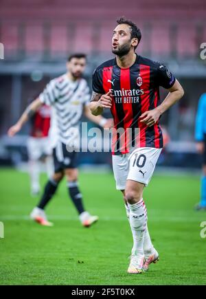 Mailand, Italien. März 2021, 18th. Hakan Calhanoglu vom AC Mailand reagiert während der UEFA Europa League 2020/21 Runde von 16 Second Leg Fußballspiel zwischen AC Mailand und Manchester United FC im San Siro Stadion.(Endstand; AC Mailand 0 - 1 Manchester United FC) (Foto von Fabrizio Carabelli/SOPA Images/Sipa USA) Kredit: SIPA USA/Alamy Live News Stockfoto