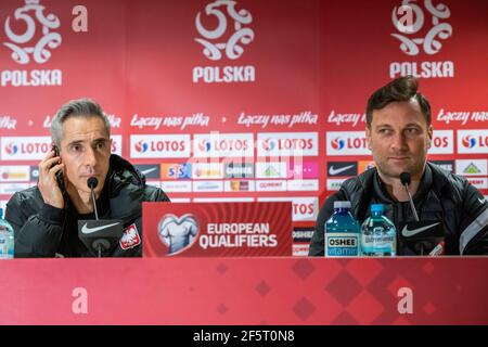 Warschau, Polen. März 2021, 27th. Paulo Sousa Trainer aus Polen und Jakub Kwiatkowski Medienbeauftragter des Polnischen Fußballverbands in Aktion während der offiziellen Trainingseinheit einen Tag vor dem Qualifikationsspiel der FIFA Fußball-Weltmeisterschaft Katar 2022 zwischen Polen und Andorra im Marschall Jozef Pilsudski Legia Warsaw Municipal Stadium. Kredit: SOPA Images Limited/Alamy Live Nachrichten Stockfoto