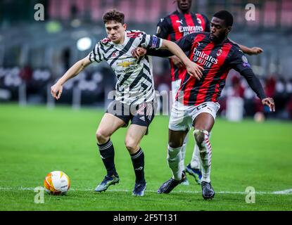 Daniel James von Manchester United FC kämpft für den Ball gegen Fikayo Tomori von AC Mailand während der UEFA Europa League 2020/21 Runde des 16 Second Leg Fußballspiels zwischen AC Mailand und Manchester United FC im San Siro Stadium.(Endstand; AC Mailand 0 - 1 Manchester United FC) Stockfoto