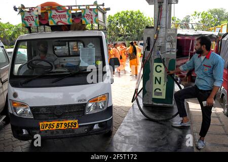 Vrindavan, Indien. März 2021, 24th. Ein Arbeiter füllt ein Fahrzeug mit CNG (komprimiertes Erdgas), das eine umweltfreundliche Alternative zu Benzin an einer CNG-Tankstelle ist.CNG Kraftstoff ist sicherer als Benzin und Diesel, weil es nicht toxisch und weniger schädlich für die Umwelt durch die Preiserhöhung von Benzin und Diesel, Ein besserer umweltfreundlicher Ersatz CNG Autos werden immer beliebter auf dem indischen Markt. Kredit: SOPA Images Limited/Alamy Live Nachrichten Stockfoto