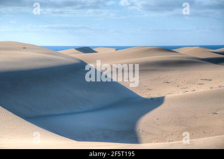 Sonnenaufgang über Sanddünen bei Maspalomas, Gran Canaria, Kanarische Inseln, Spanien. Stockfoto