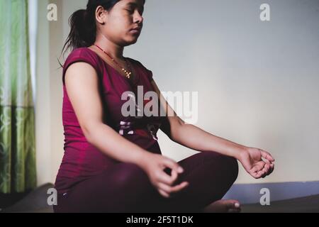 Schwangere asiatische Frauen tun Fitness-Übungen im Freien. Konzept der gesunden Lebensweise und Entspannung. Meditation. Stockfoto