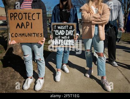 Boston Massachusetts, USA, 27. März 2021. Stoppen Sie antiasiatische Gewalt: Etwa 100 Schwarze, Asiaten, Hispanic und Kaukasier versammelten sich auf dem Nubian Square in der Roxbury-Nachbarschaft von Boston, um ein Ende der antiasiatischen Gewalt zu fordern. Der nationale Aktionstag, der von den Demonstrationen der Answer Coalition gesponsert wurde, fand am 27th. März 2021 in 60 US-Städten statt. Kredit: Chuck Nacke / Alamy Live Nachrichten Stockfoto