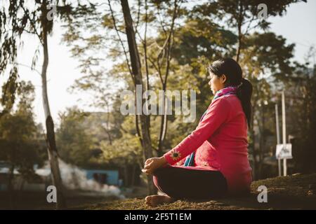 Schwangere asiatische Frauen tun Fitness-Übungen im Freien. Konzept der gesunden Lebensweise und Entspannung. Meditation. Stockfoto