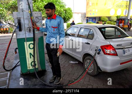 Vrindavan, Uttar Pradesh, Indien. März 2021, 24th. Ein Arbeiter füllt ein Fahrzeug mit CNG (komprimiertes Erdgas), das eine umweltfreundliche Alternative zu Benzin an einer CNG-Tankstelle ist.CNG Kraftstoff ist sicherer als Benzin und Diesel, weil es nicht toxisch und weniger schädlich für die Umwelt durch die Preiserhöhung von Benzin und Diesel, Ein besserer umweltfreundlicher Ersatz CNG Autos werden immer beliebter auf dem indischen Markt. Quelle: Avishek das/SOPA Images/ZUMA Wire/Alamy Live News Stockfoto