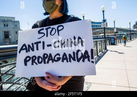 Reno, Usa. März 2021, 27th. Ein Protestor mit einem Plakat mit der Aufschrift: "Stoppe die Anti-china-Propaganda!" Während einer Demonstration gegen antiasiatische Gewalt in der Innenstadt im Rahmen des nationalen Protesttages. Kredit: SOPA Images Limited/Alamy Live Nachrichten Stockfoto