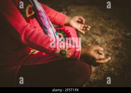 Schwangere asiatische Frauen tun Fitness-Übungen im Freien. Konzept der gesunden Lebensweise und Entspannung. Meditation. Stockfoto
