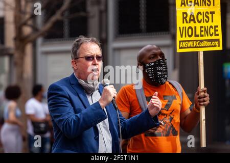 Washington, DC, USA, 27. März 2021. Im Bild: Brian Becker, Nationaldirektor der ANSWER Coalition, schließt den Nationalen Aktionstag der Organisation zur Beendigung der antiasiatischen Gewalt in Chinatown. Kredit: Allison C Bailey/Alamy Live Nachrichten Stockfoto