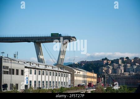 GENUA, ITALIEN - 15. AUGUST 2018 : eingestürzte Morandi-Brücke und laufende Rettungsaktionen. Stockfoto